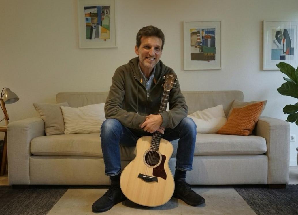 Paolo Milano con chitarra